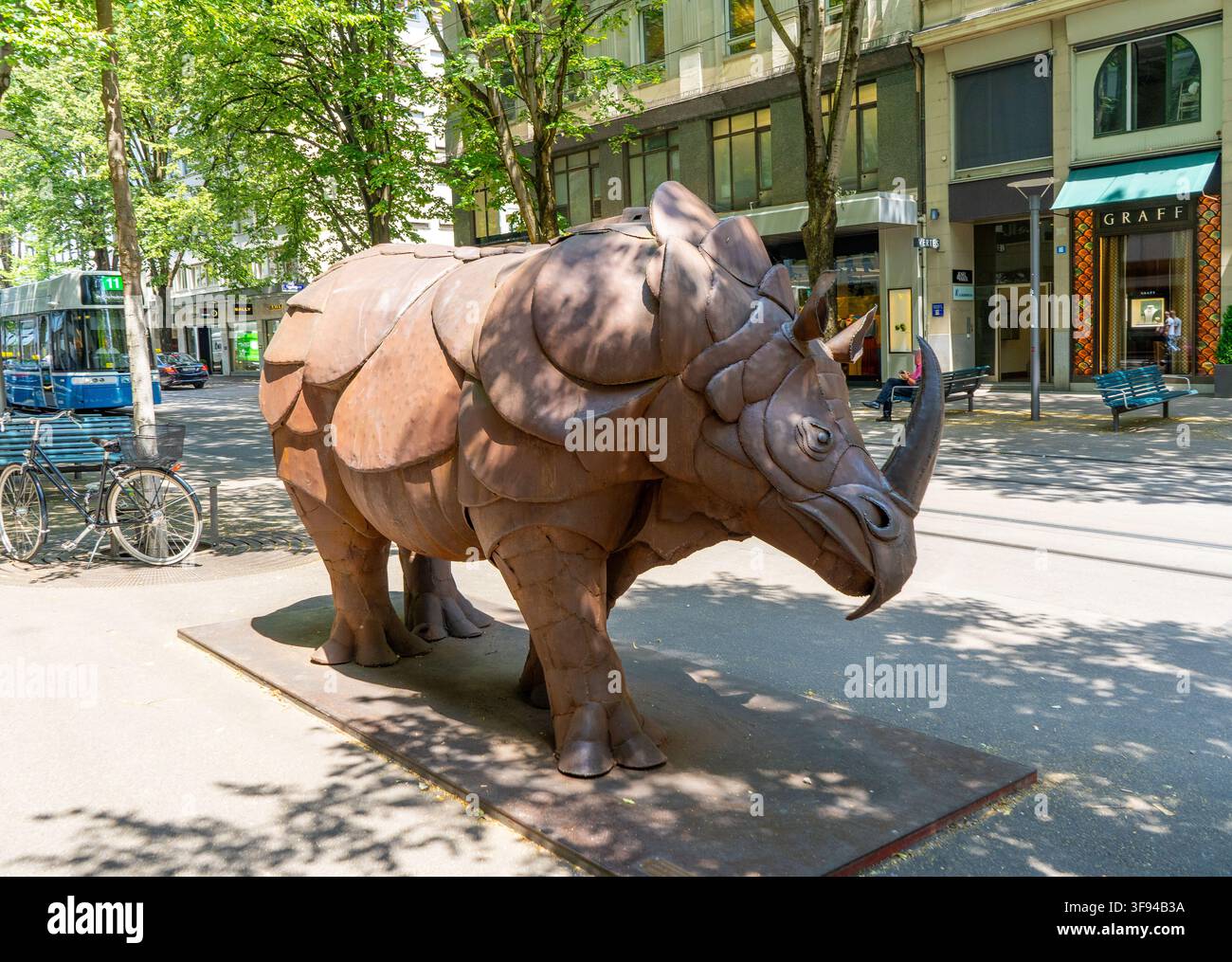 Große Metall-Nashorn-Skulptur Kunstinstallation auf dem Straßenbordstein. Rchino-Statue in Zürich, Schweiz - 23. Juni 2026 Stockfoto