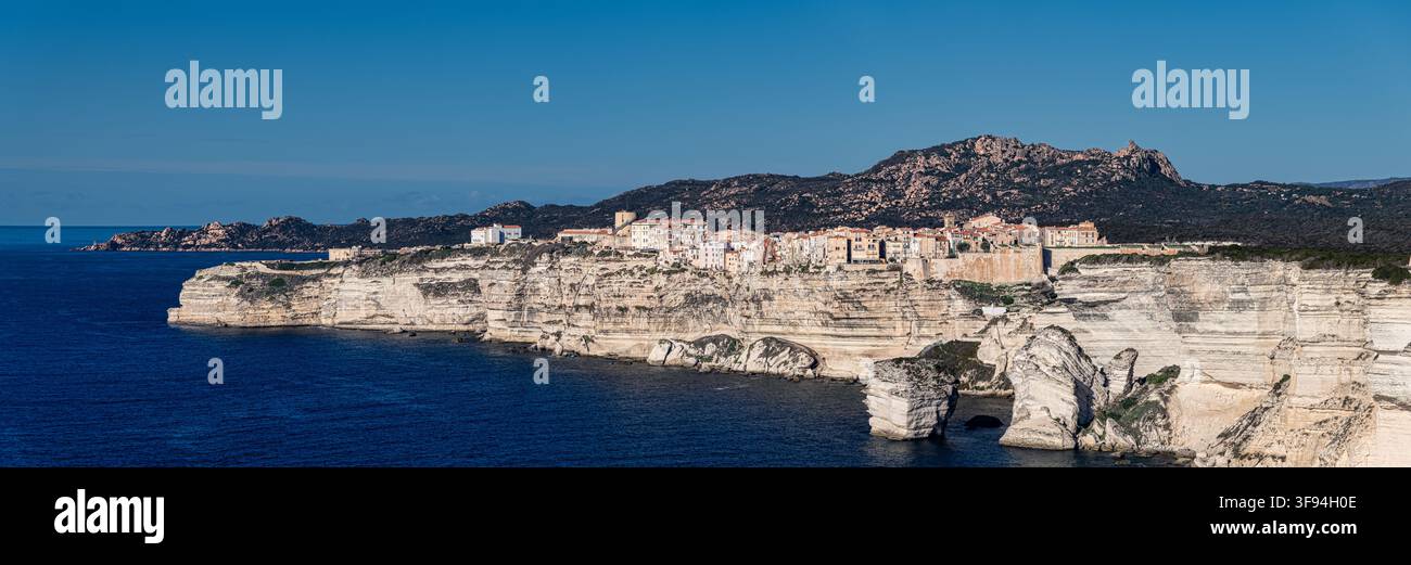 Die historische Stadt Bonifacio, gelegen an den dramatischen, weiß getönten Kalksteinklippen an der südlichen Spitze der französischen Mittelmeerinsel Korsika Stockfoto