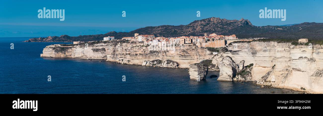Die historische Stadt Bonifacio, gelegen an den dramatischen, weiß getönten Kalksteinklippen an der südlichen Spitze der französischen Mittelmeerinsel Korsika Stockfoto