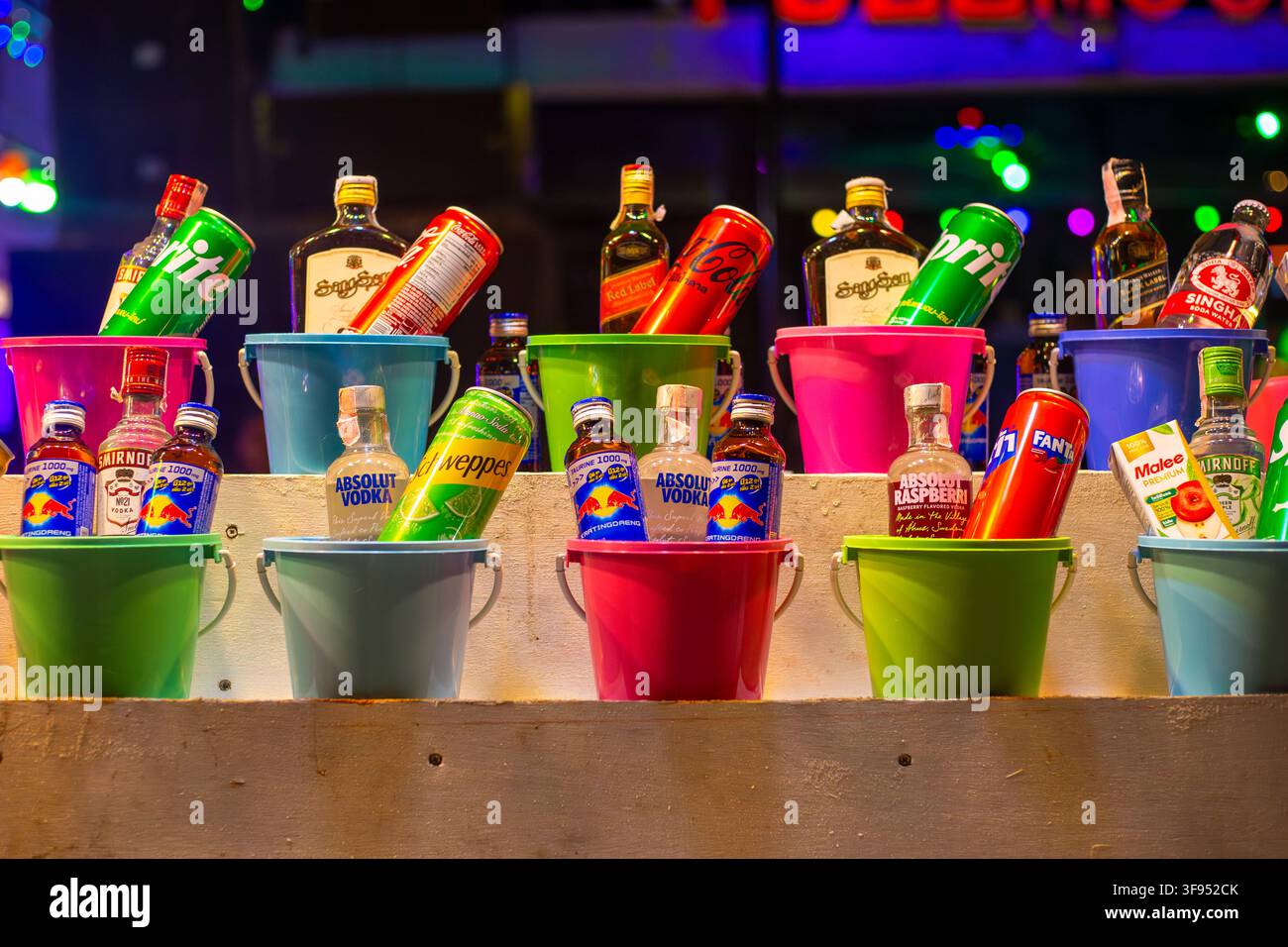Viele farbenfrohe Getränke-Eimer stehen auf einer Theke in der Full Moon Party in Thailand. Strandnachtleben-Unterhaltung, tropisches Resort-Fest. Thailand, Koh Phangan - 03.03.2026 Stockfoto