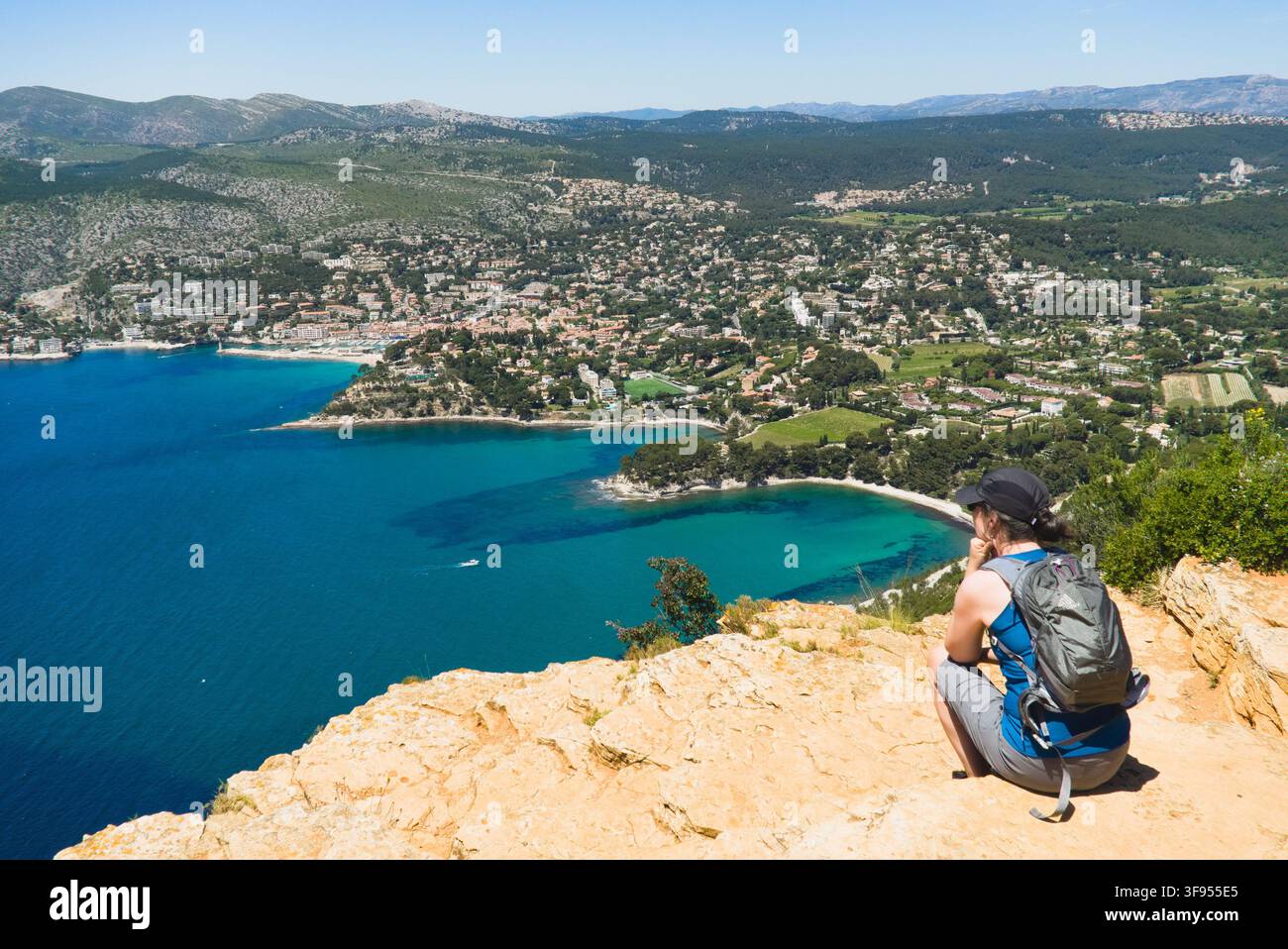 Wanderer genießt die malerische Aussicht auf die Bucht von Cassis von der Route des Crêtes nahe der Klippe Cap Canaille, Bouches-du-Rhône, Provence, Frankreich. Stockfoto