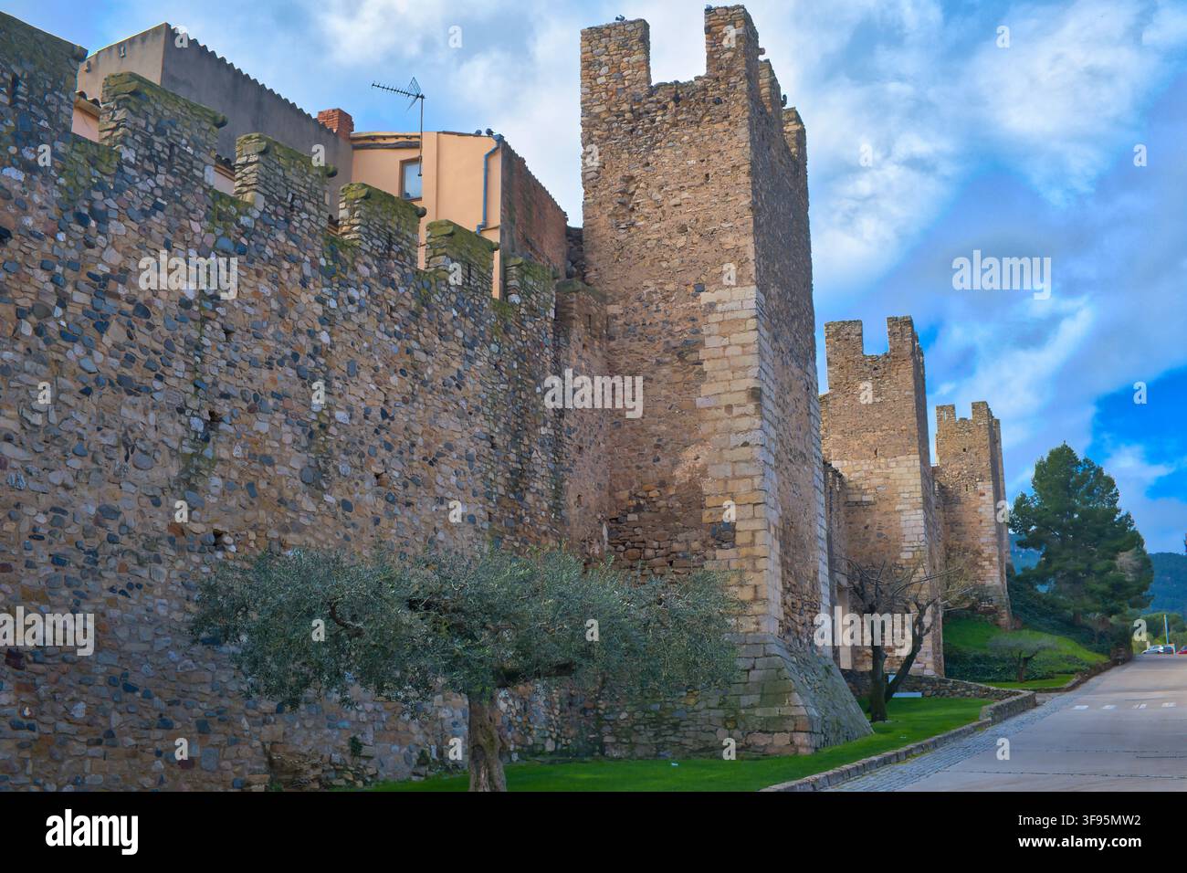 Mittelalterliche Stadtmauer mit Zinnen, Bollwerken und hohen Türmen der Stadt Montblanc, Katalonien, Spanien Stockfoto