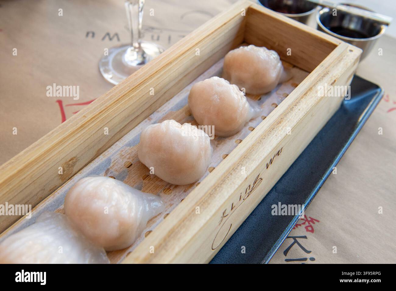 Shrimp har kaw im Ling Wu Asian Restaurant im The Grove, Austin, Texas, am 12. November 2024. (Foto von John Anderson/The Austin Chronicle) Stockfoto