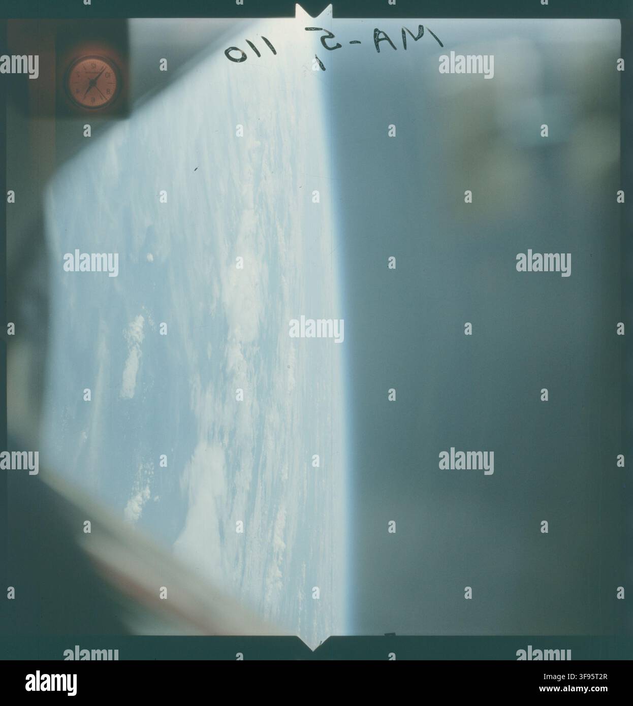Erdbeobachtungen, die während der Mercury-5-Mission aufgenommen wurden, mit einem Ziffernblatt und Fluginformationen, fotografiert mit 70-mm-ANSCO-Film am 29. November 1961. Stockfoto