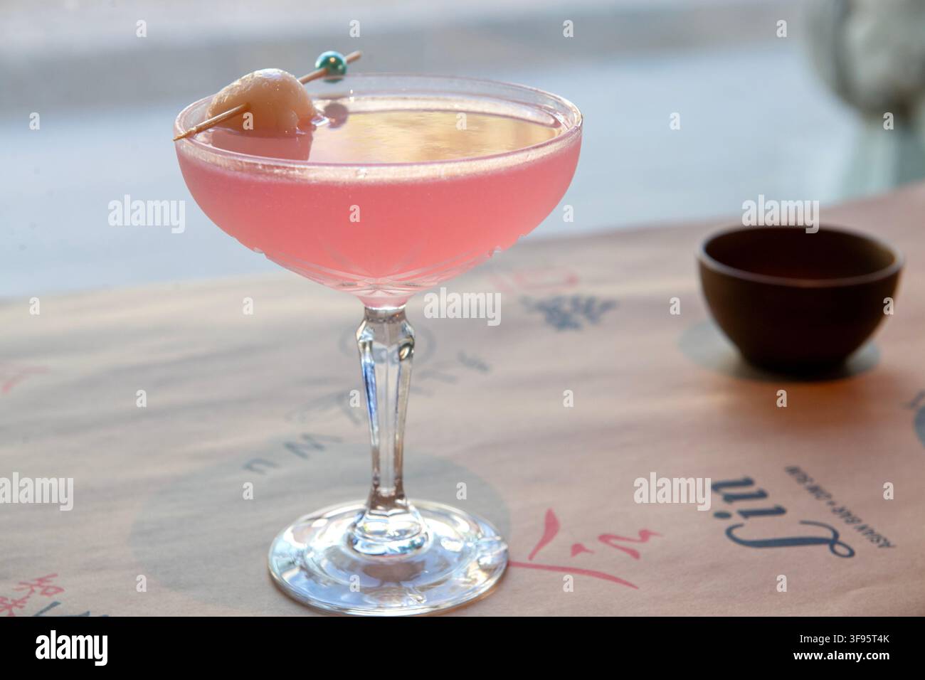 Lychee-Martini im Ling Wu Asian Restaurant im The Grove, Austin, Texas, am 12. November 2024. (Foto von John Anderson/The Austin Chronicle) Stockfoto