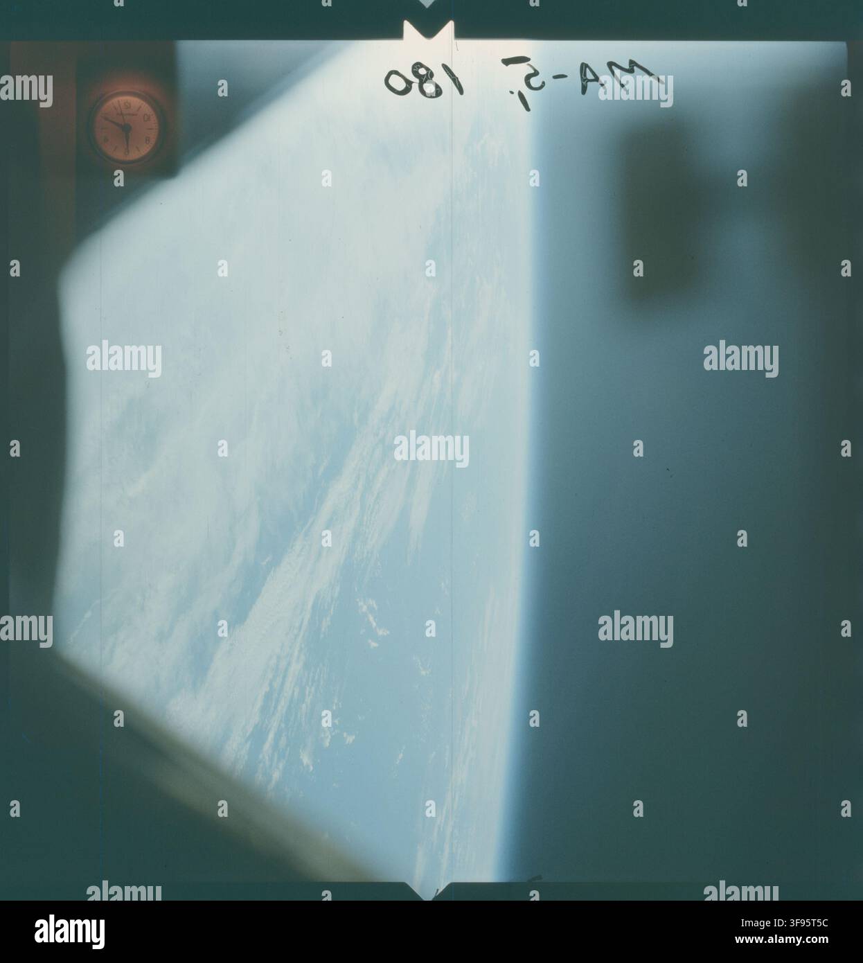 Erdbeobachtungen, die während der Mercury-5-Mission aufgenommen wurden, mit einem Ziffernblatt und Fluginformationen, fotografiert mit 70-mm-ANSCO-Film am 29. November 1961. Stockfoto