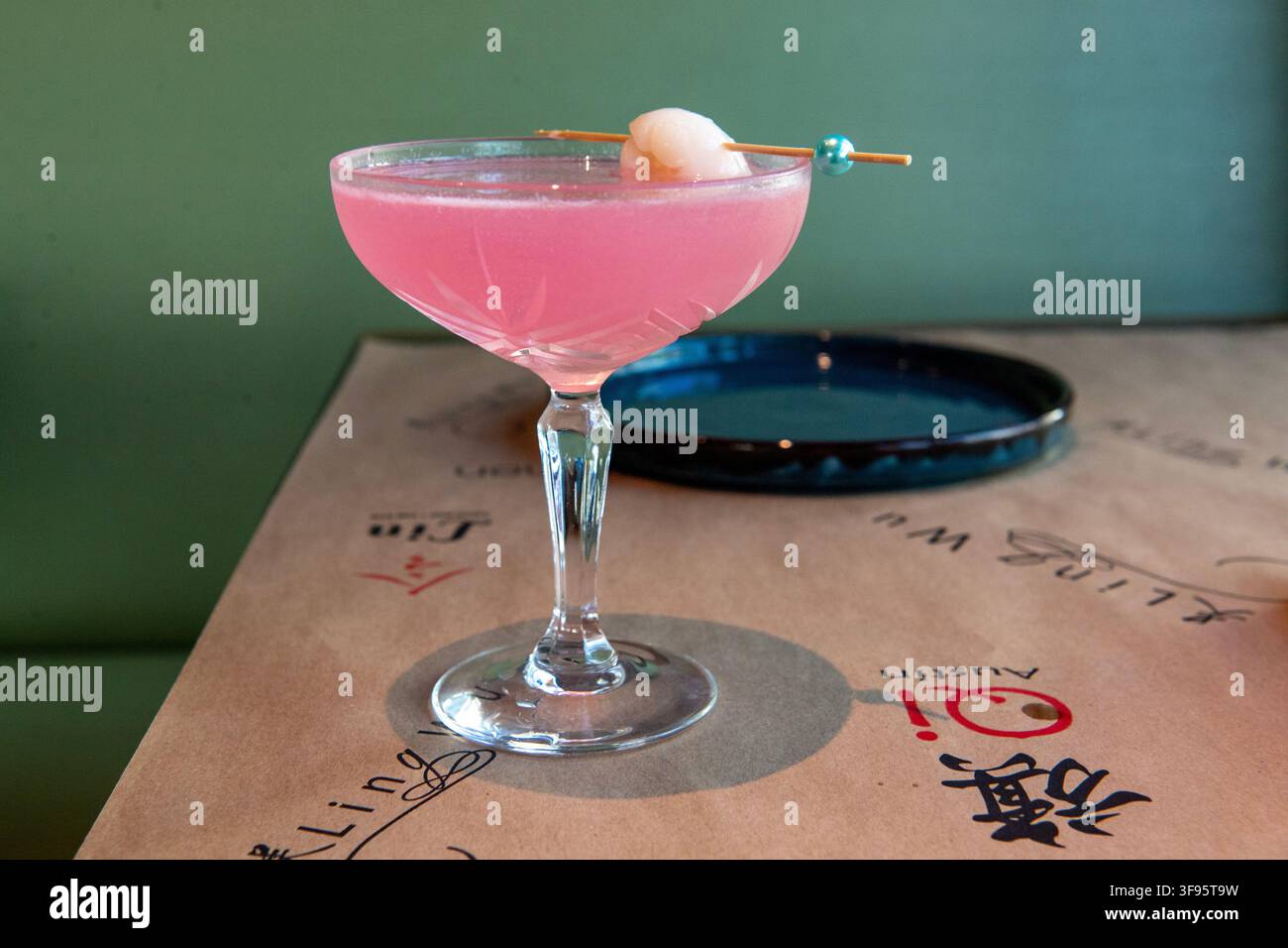 Lychee-Martini im Ling Wu Asian Restaurant im The Grove, Austin, Texas, am 12. November 2024. (Foto von John Anderson/The Austin Chronicle) Stockfoto