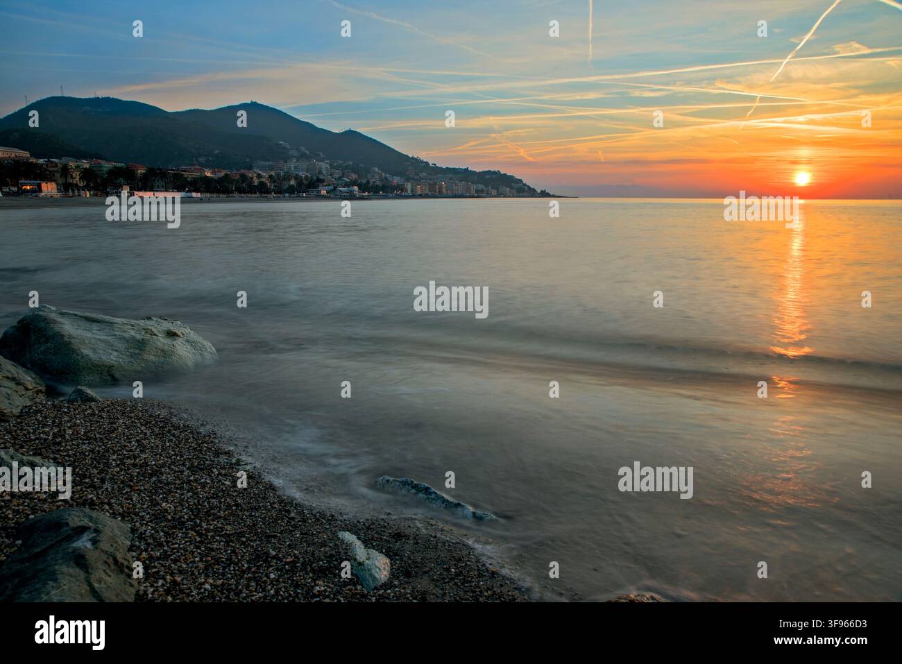 Italien Ligurien Alba bei Varazze vom Strand des Yachthafens Stockfoto