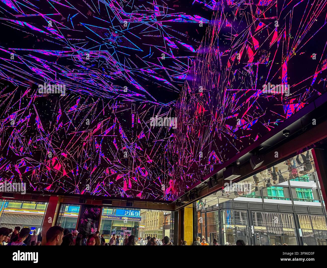 Immersive beleuchtete Installation umgibt Besucher mit verzweigten Formen und Licht in einem Londoner Ausstellungsraum am Bahnhof Tottingham Stockfoto