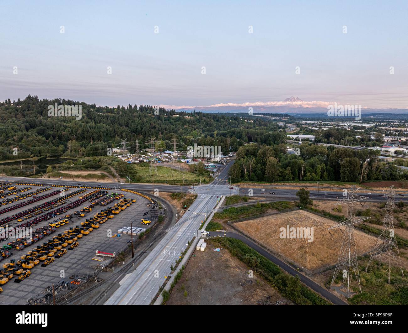 Tacoma, Vereinigte Staaten - 02. August 2026: Luftaufnahme des Hafens von Tacoma mit Reihen von schwerer Baumaschinen, industrieller Infrastruktur, a Stockfoto