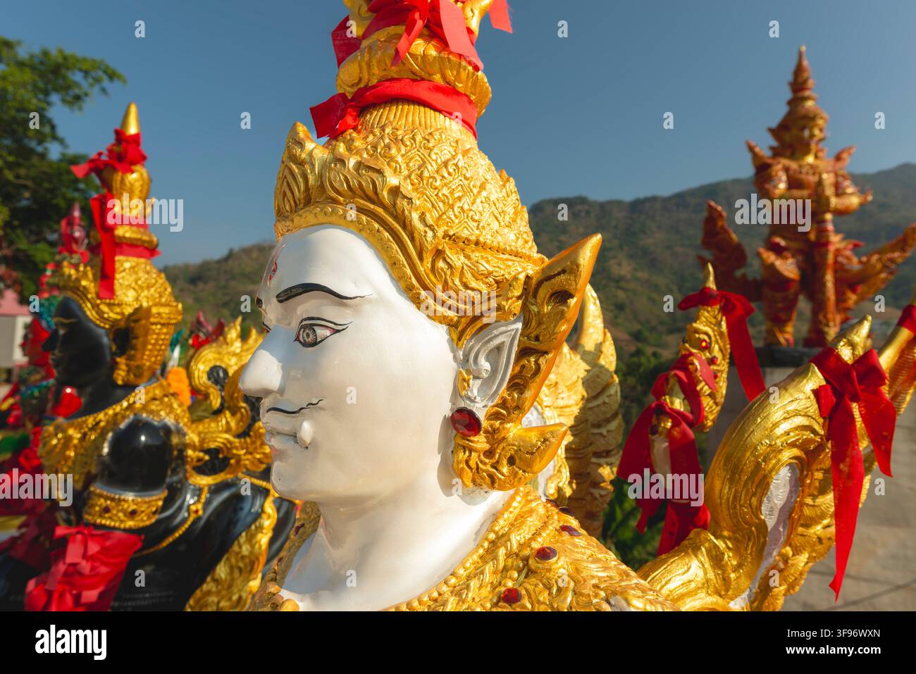 Engel im thailändischen Stil, anmutige Figuren in traditioneller goldener Kleidung mit aufwendigen Kopfschmücken, Thai-Buddhismus/Hinduismus, Wat Pa Khasamakhi, Khao Kho Mou Stockfoto