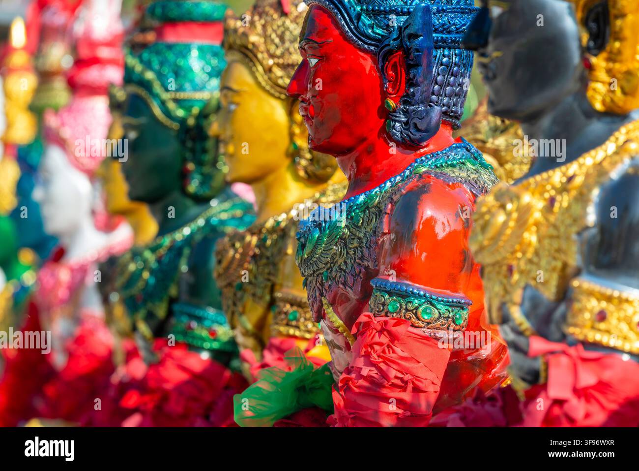 Engel im thailändischen Stil, anmutige Figuren in traditioneller goldener Kleidung mit aufwendigen Kopfschmücken, Thai-Buddhismus/Hinduismus, Wat Pa Khasamakhi, Khao Kho Mou Stockfoto