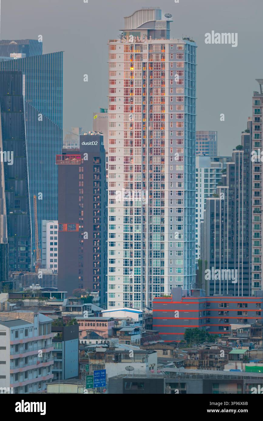 SUPALAI-Wolkenkratzer, Supalai Grand Tower, ein 34-stöckiger Büroturm bei Sonnenuntergang, Bang Rak, Bangkok, Thailand, Asien Stockfoto