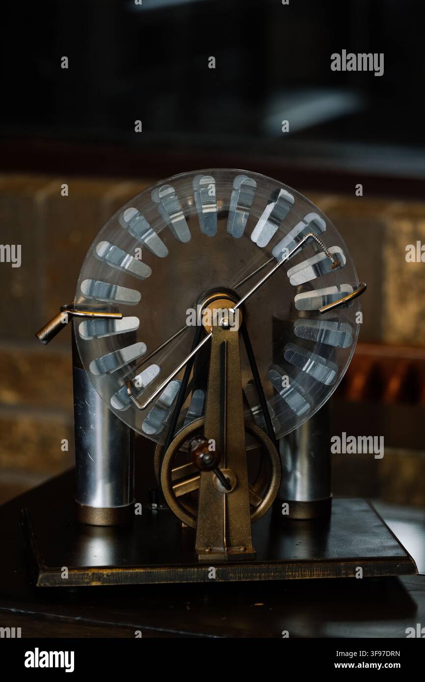 Alter Vintage-Wimshurst-Elektrostatischer Generator. Stockfoto