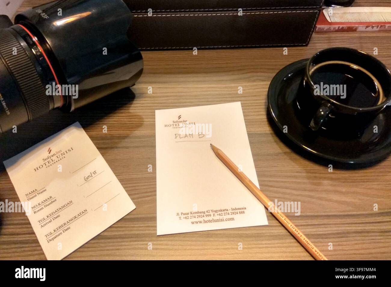 Erstellung einer Plan-B-Notiz mit Papier und Stift im Hotel Sofyan in Yogyakarta, Indonesien, 23.02.2018 Stockfoto
