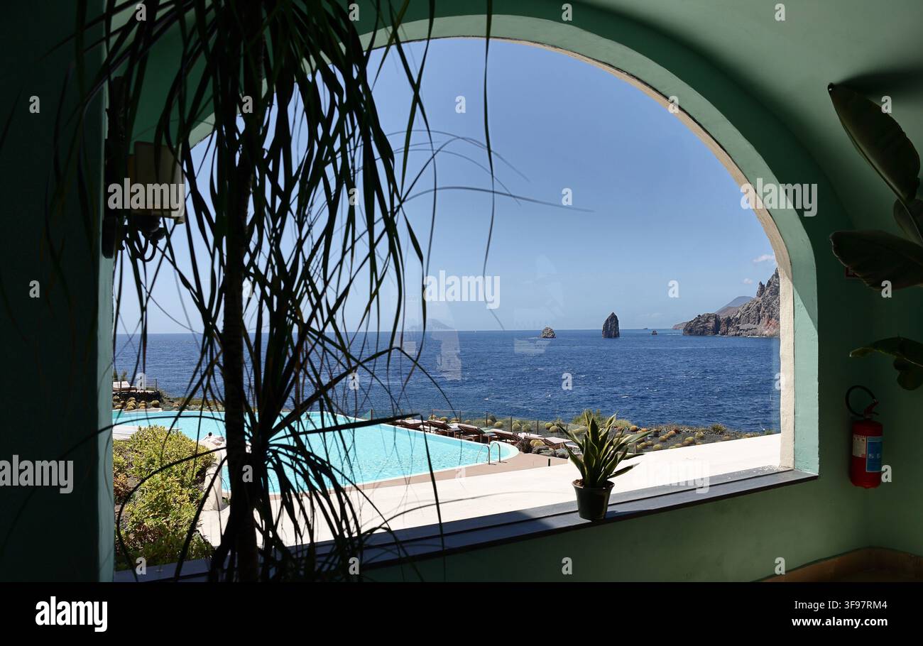 Besuch der Insel Vulcano im Frühling. Das Therasia Resort, ein Hotel und Feinrestaurant auf der Insel Vulcano. Äolische Inseln (Ita Stockfoto