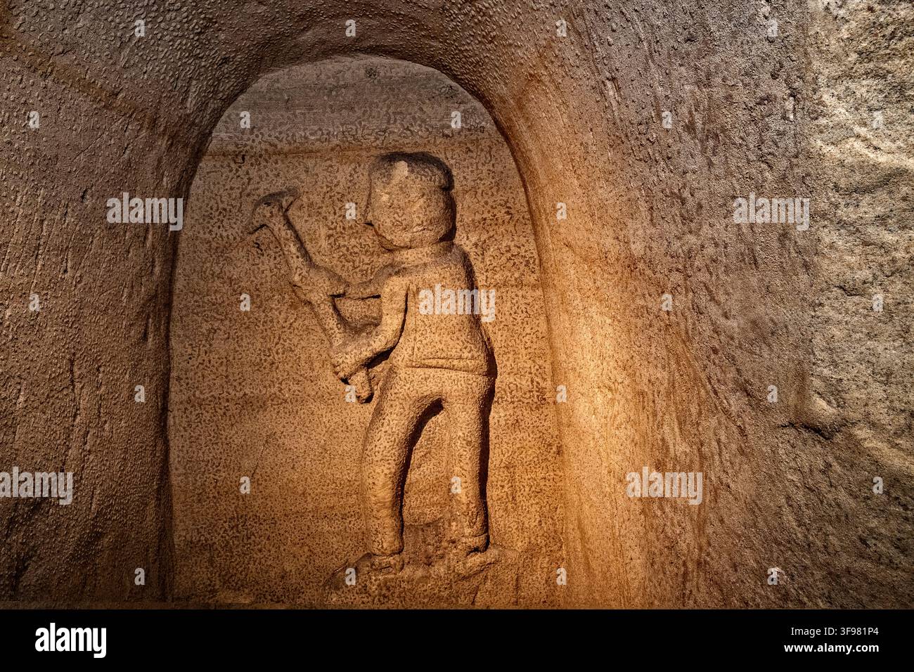 Italien Marche Osimo Höhlen der Piazza Dante der Steinmetz" ist es, zu identifizieren, was du bauen willst, von grobem zu glattem Stein" Stockfoto