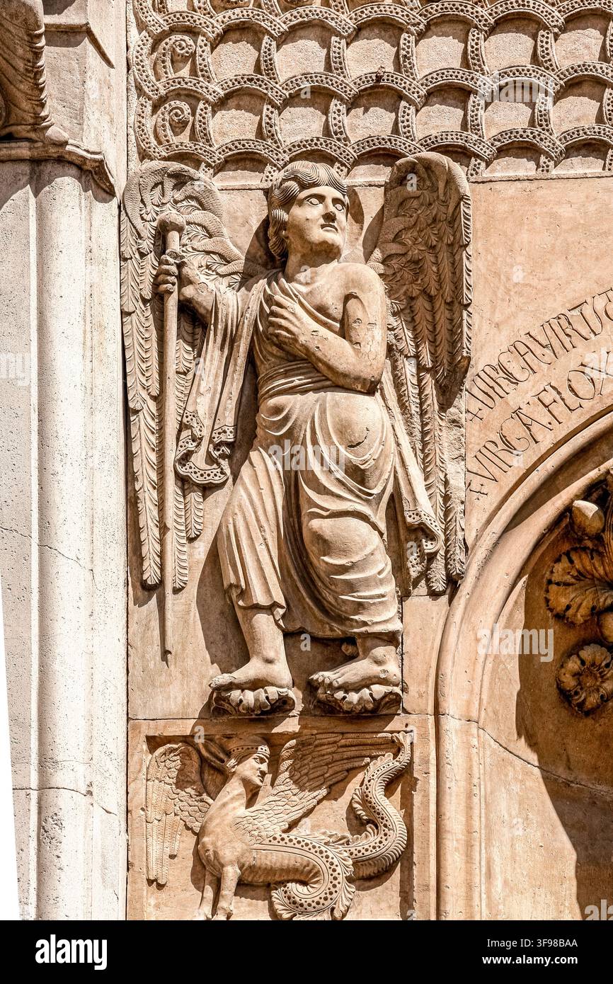 Italien Emilia Romagna Fidenza Kathedrale - Außenbasis - Relief - Schutzengel Stockfoto
