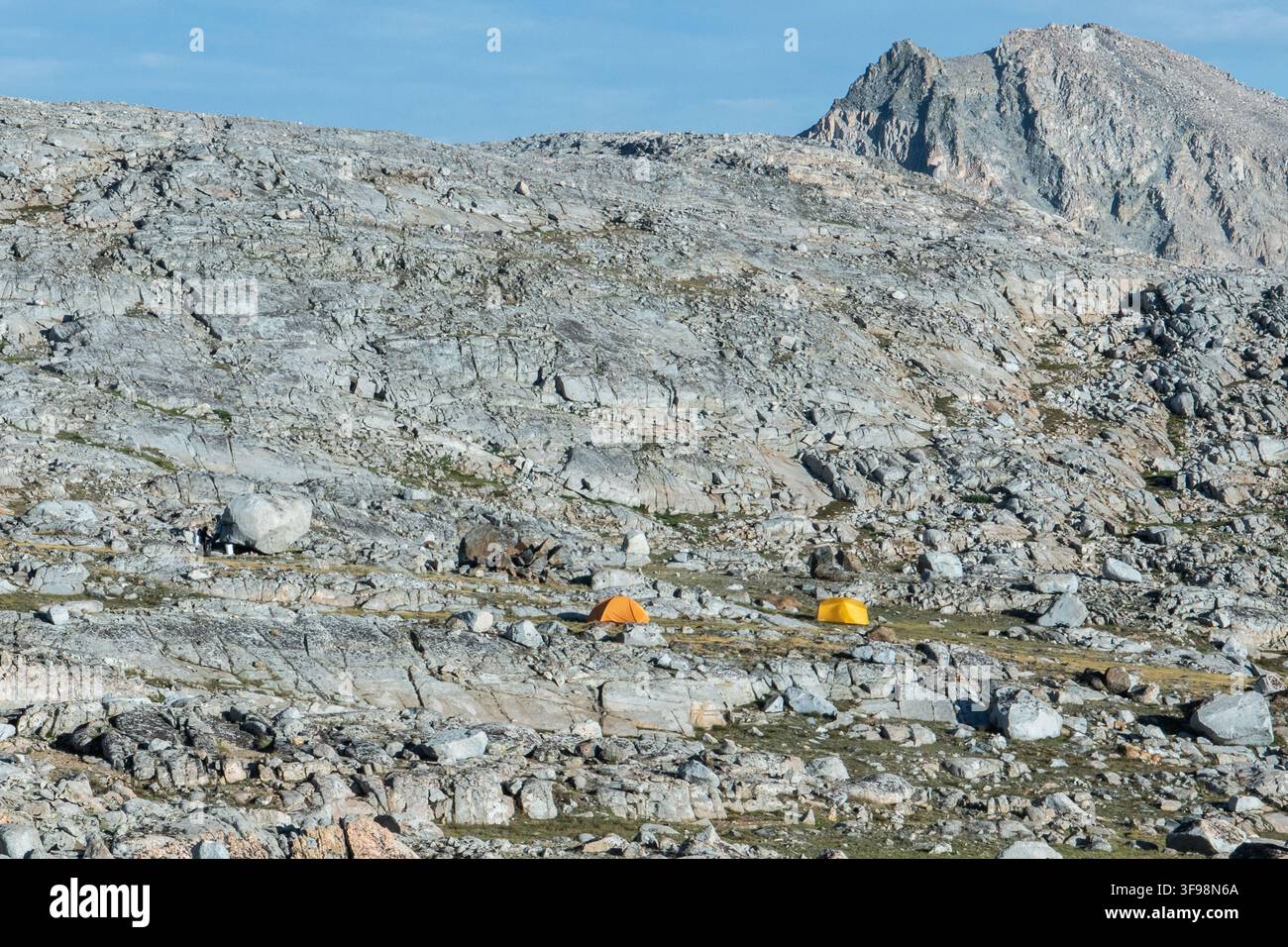 Ein Campingplatz in der rauen felsigen Landschaft der John Muir Wilderness in den Sierra Nevada Bergen Kaliforniens. Stockfoto