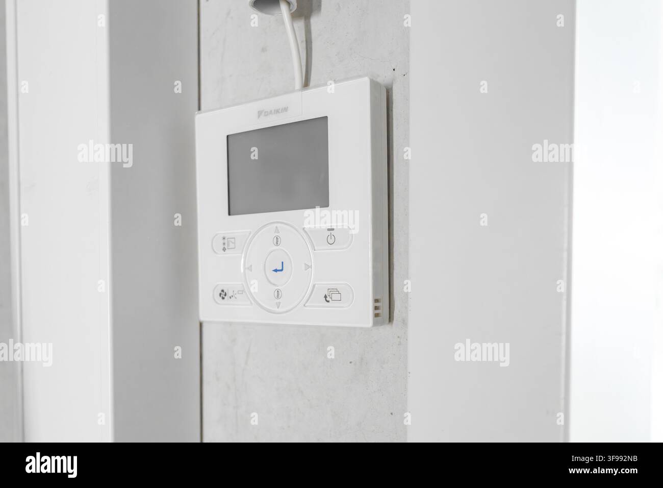 Weißer Thermostat an weißer Wand, modernes Design, minimalistische Umgebung, Parkhausbau, Calw, Deutschland Stockfoto