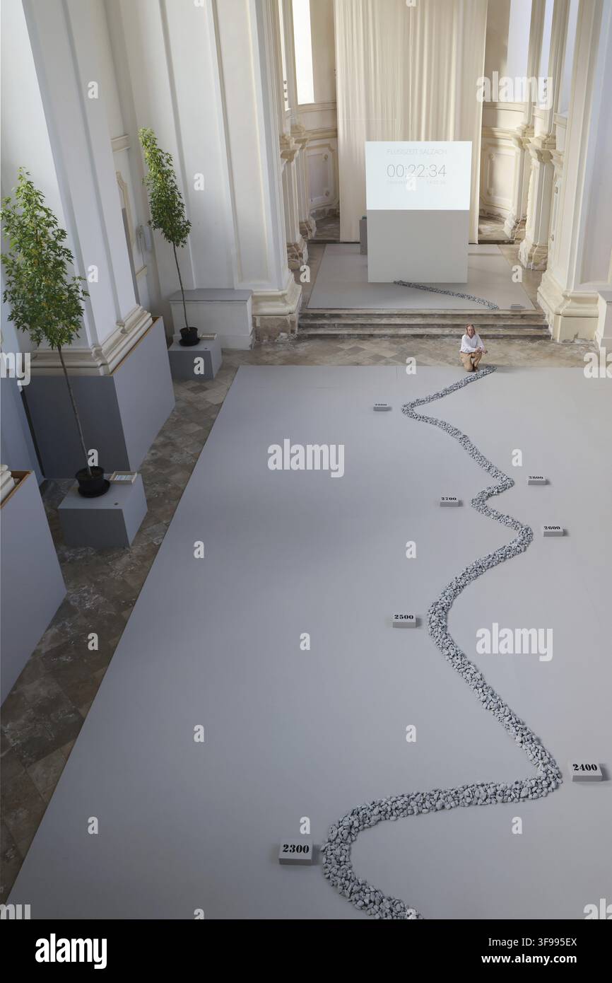 Jonathon Keats in der Ausstellung ÖKOLOGIEN DER ZEIT 2026 in der Studienkirche St.Josef in Burghausen, experimenteller amerikanischer Philosoph, Künstler und Aut Stockfoto