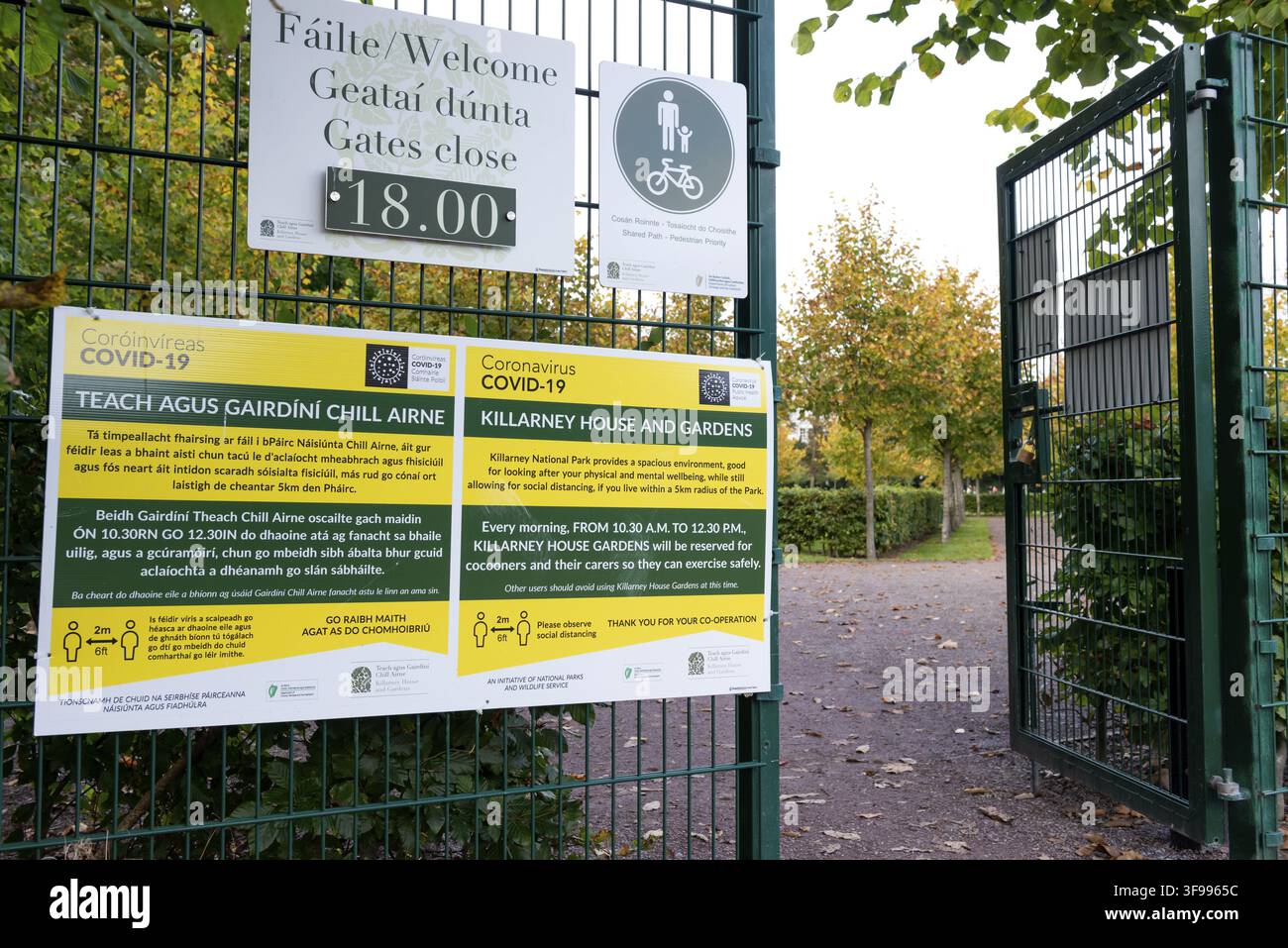 Gelbes Informationsschild für die Park-Regeln zur sozialen Distanzierung und zum Cocooning am Toreingang des Killarney House and Gardens Estate in Killa Stockfoto