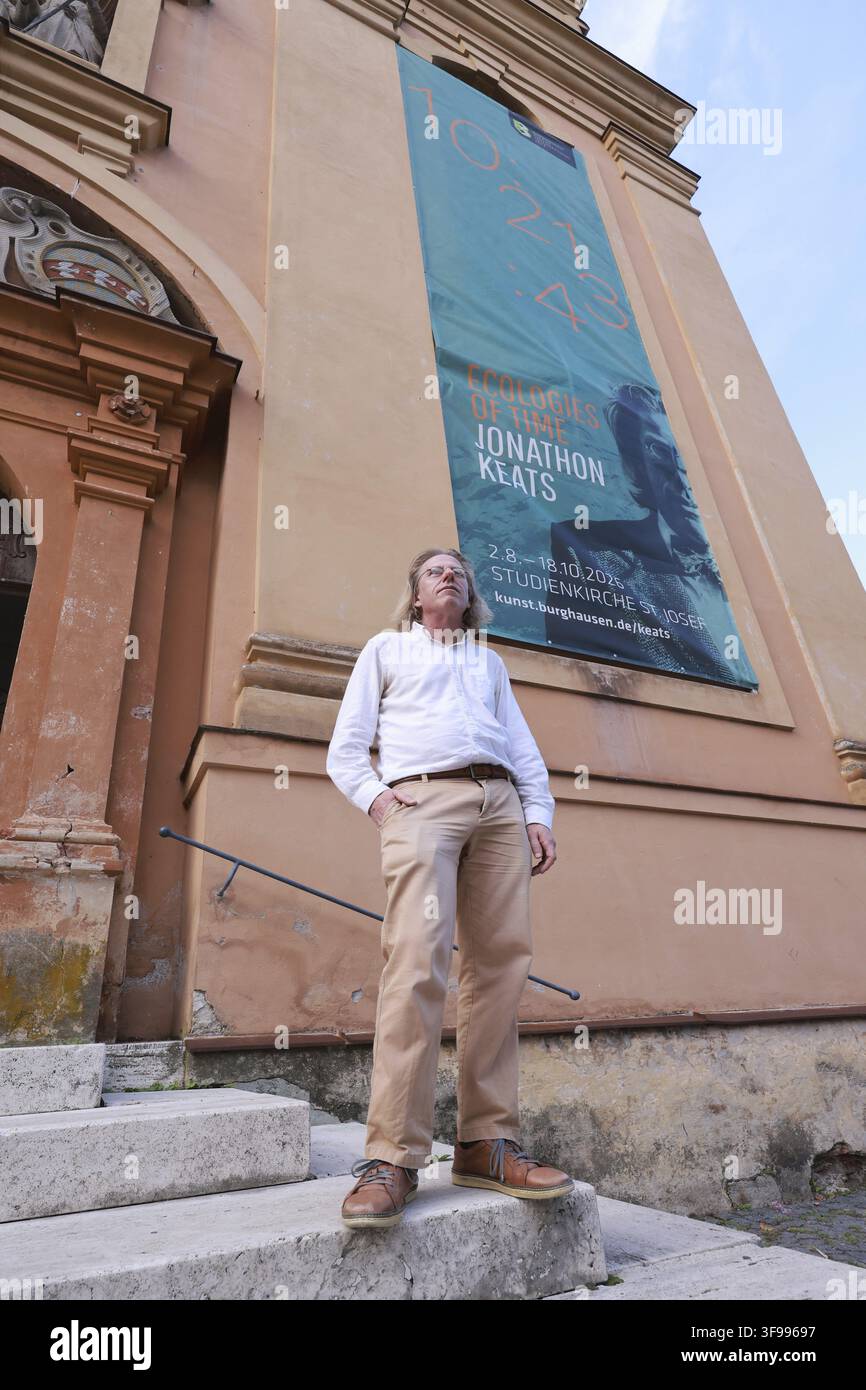 Jonathon Keats in der Ausstellung ÖKOLOGIEN DER ZEIT 2026 in der Studienkirche St.Josef in Burghausen, experimenteller amerikanischer Philosoph, Künstler und Aut Stockfoto