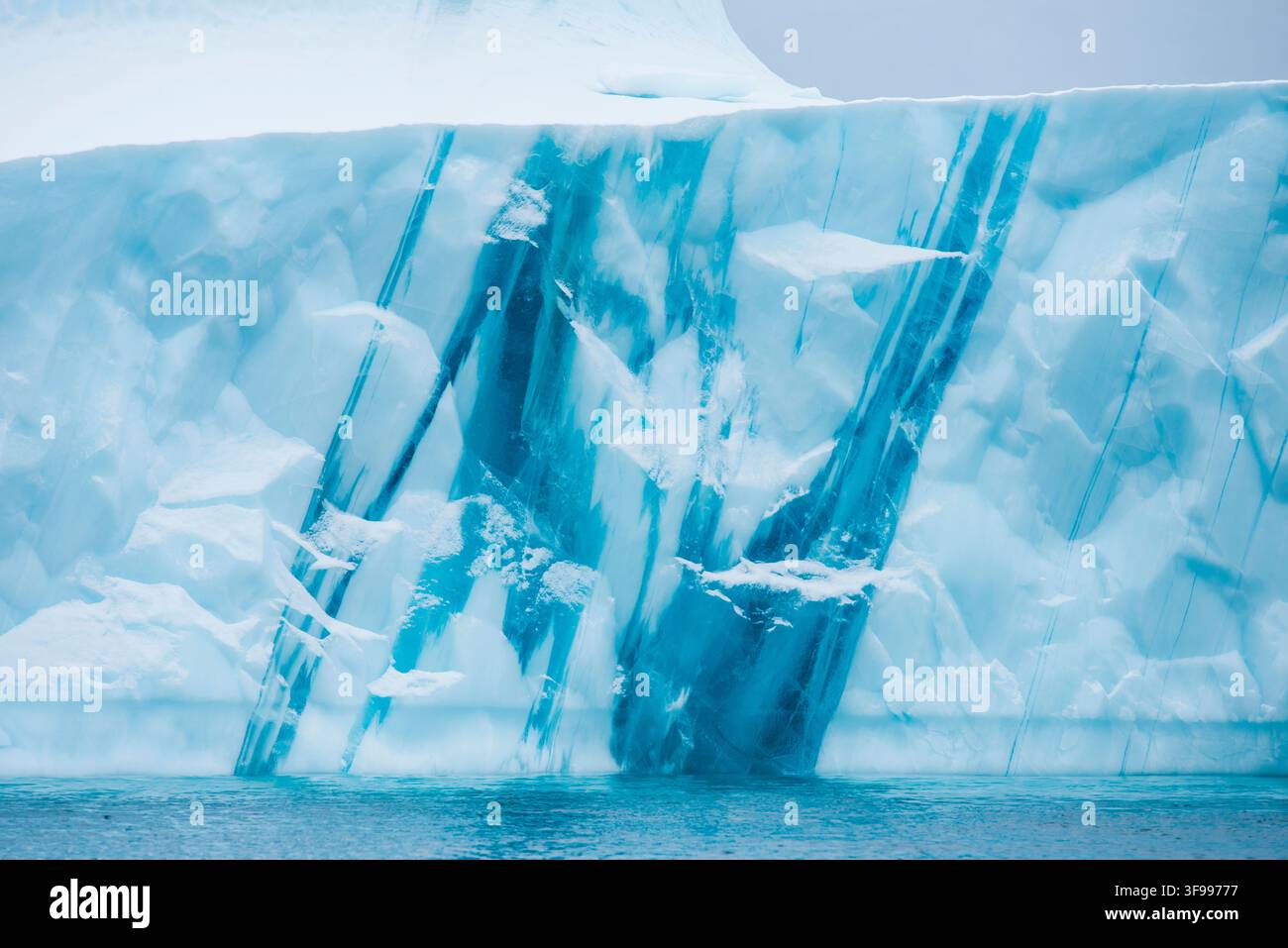 Schnee und Eis in verschiedenen Farben erzeugen künstlerische Muster in einem Eisberg, Ingmikertikajik, Grönland Stockfoto