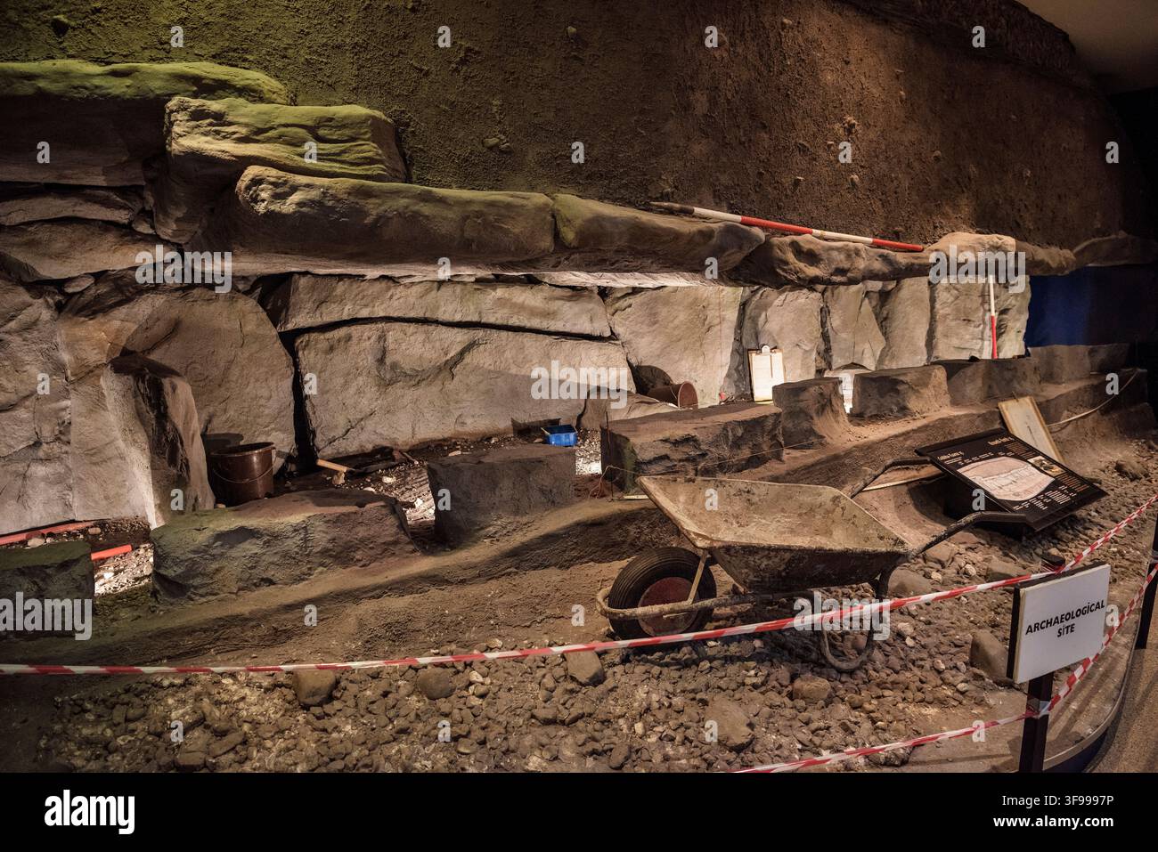 Ausstellung einer archäologischen Ausgrabung im Newgrange-Museum, prähistorischer Kultort Brú na Bóinne, County Meath, Boyne-Tal, Irland, Europa, UNESCO Stockfoto