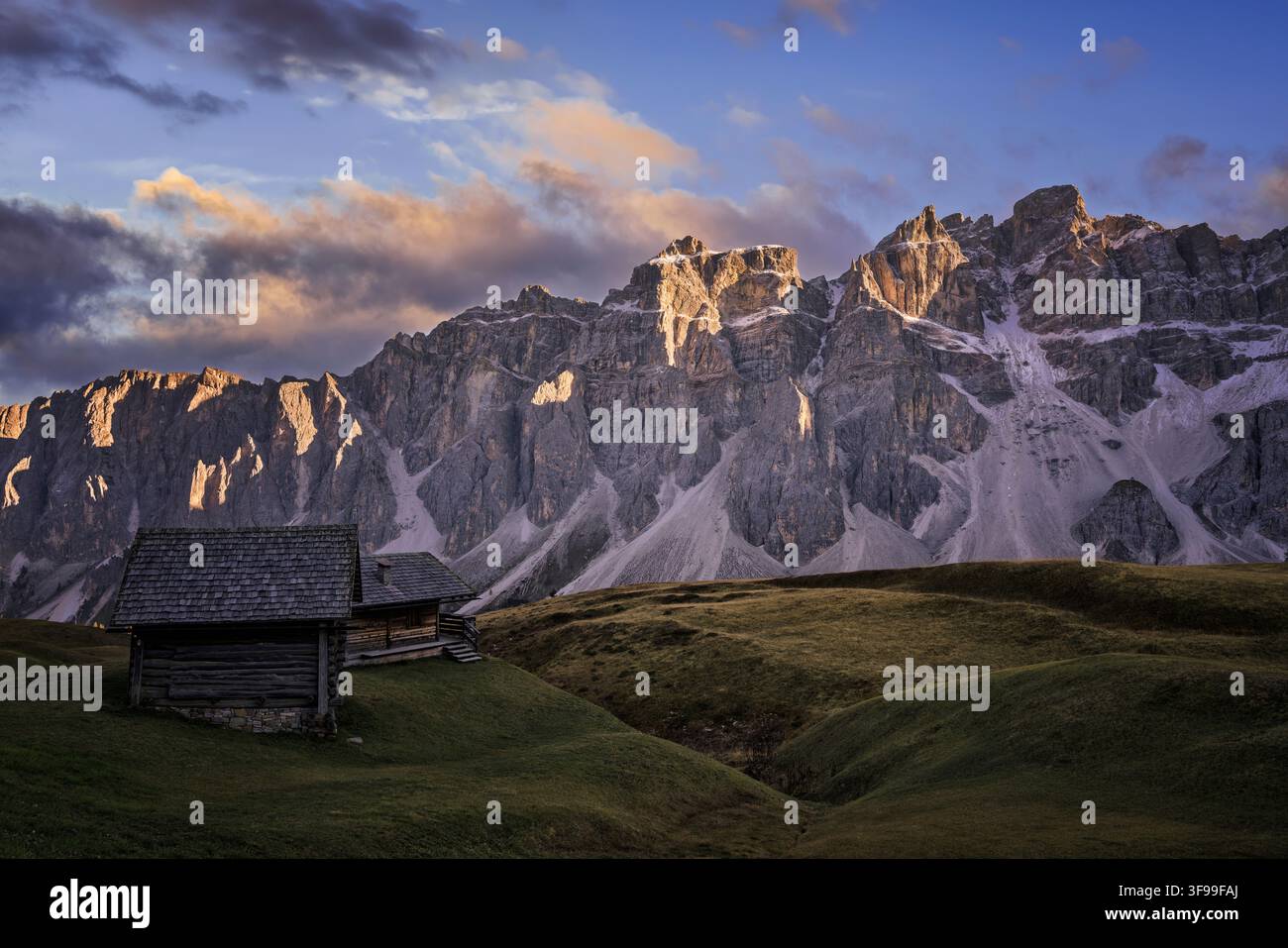 Alpenhütten vor der Geisler-Gruppe, Puez-Geisler, Lungiarü, Dolomiten, Italien, Europa Stockfoto