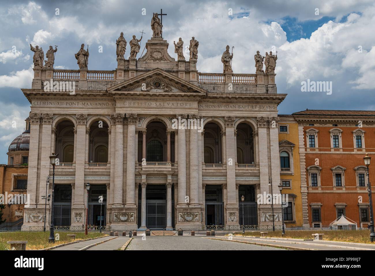 Die monumentale Hauptfassade der Lateranbasilika (Archbasilika San Giovanni in Laterano) in Rom. Stockfoto