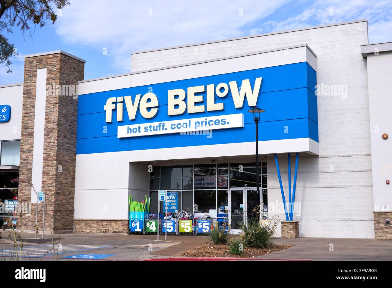 DALLAS, TX, USA - 30. JULI 2026: Außenansicht eines Five-Below-Geschäfts mit auffälliger blau-weißer Beschilderung und dem Slogan 'hot stuff. cool Stockfoto