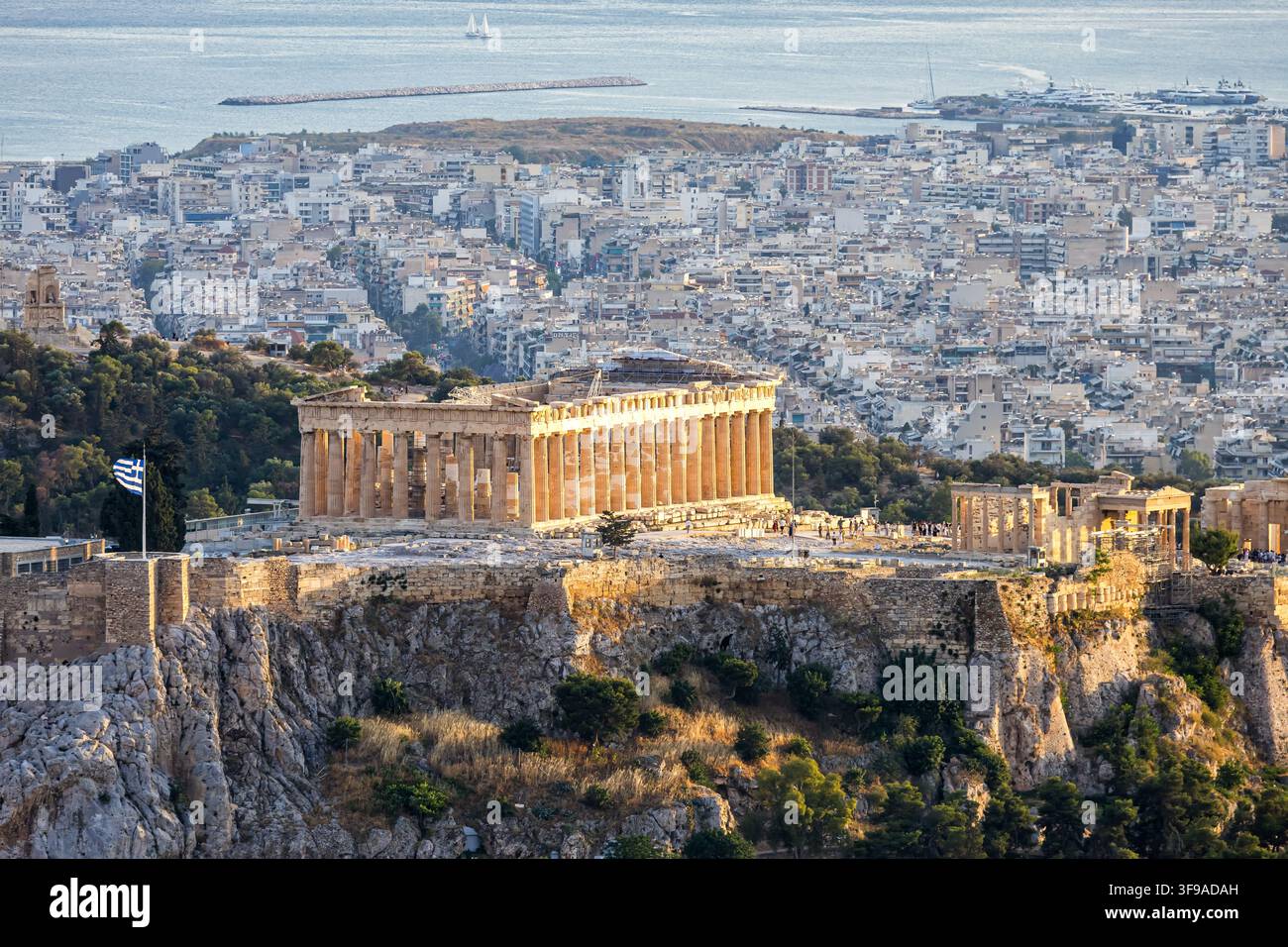 Akropolis von Athen historischer antiker Tempel von oben während der Fahrt in der Stadt Athen, Griechenland Stockfoto