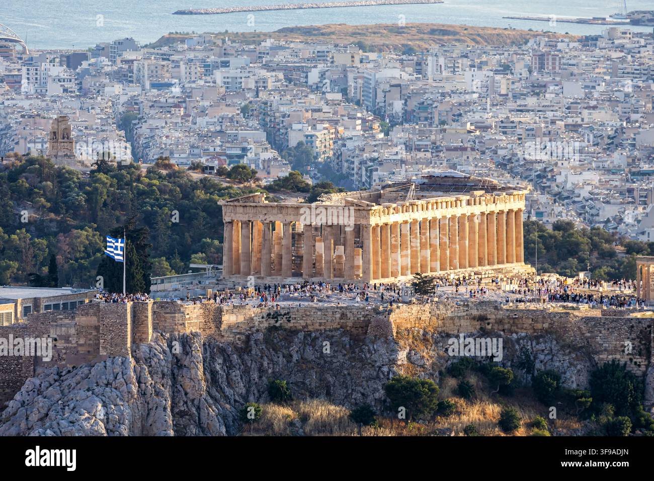 Akropolis von Athen historischer antiker Tempel von oben während der Fahrt in der Stadt Athen, Griechenland Stockfoto