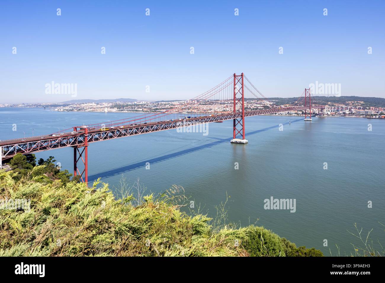 Ponte 25 de Abril Hängebrücke über den Tejo, Wahrzeichen in Lissabon, Portugal Stockfoto