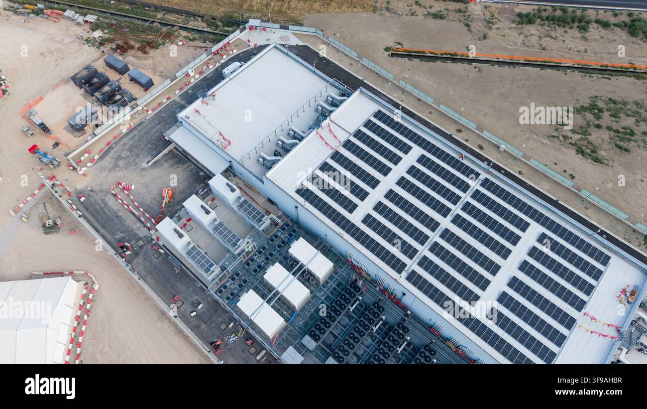 Luftbild des BYES MIL08 Rechenzentrums mit Solarpanelen auf dem Dach, industriellen Kühleinheiten und der umliegenden Baustelle in Siziano, Lombardia, It Stockfoto