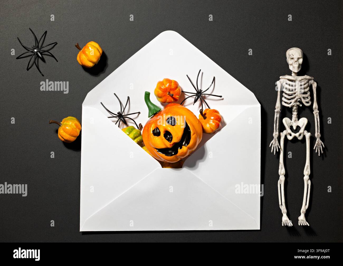 Offener Halloween-Umschlag mit Jack-o'-Laternen-Kürbissen, Spinnen und Skelett für gruselige Party-Einladungs-Mockup Stockfoto