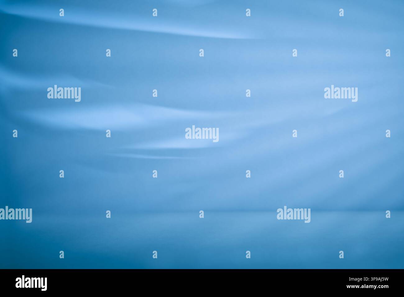 Weiche blaue abstrakte Wellen und fließende Schatten mit leerer Tischplatte für elegante Produkt-Mockup-Party oder Werbegrafik-Hintergrund Stockfoto