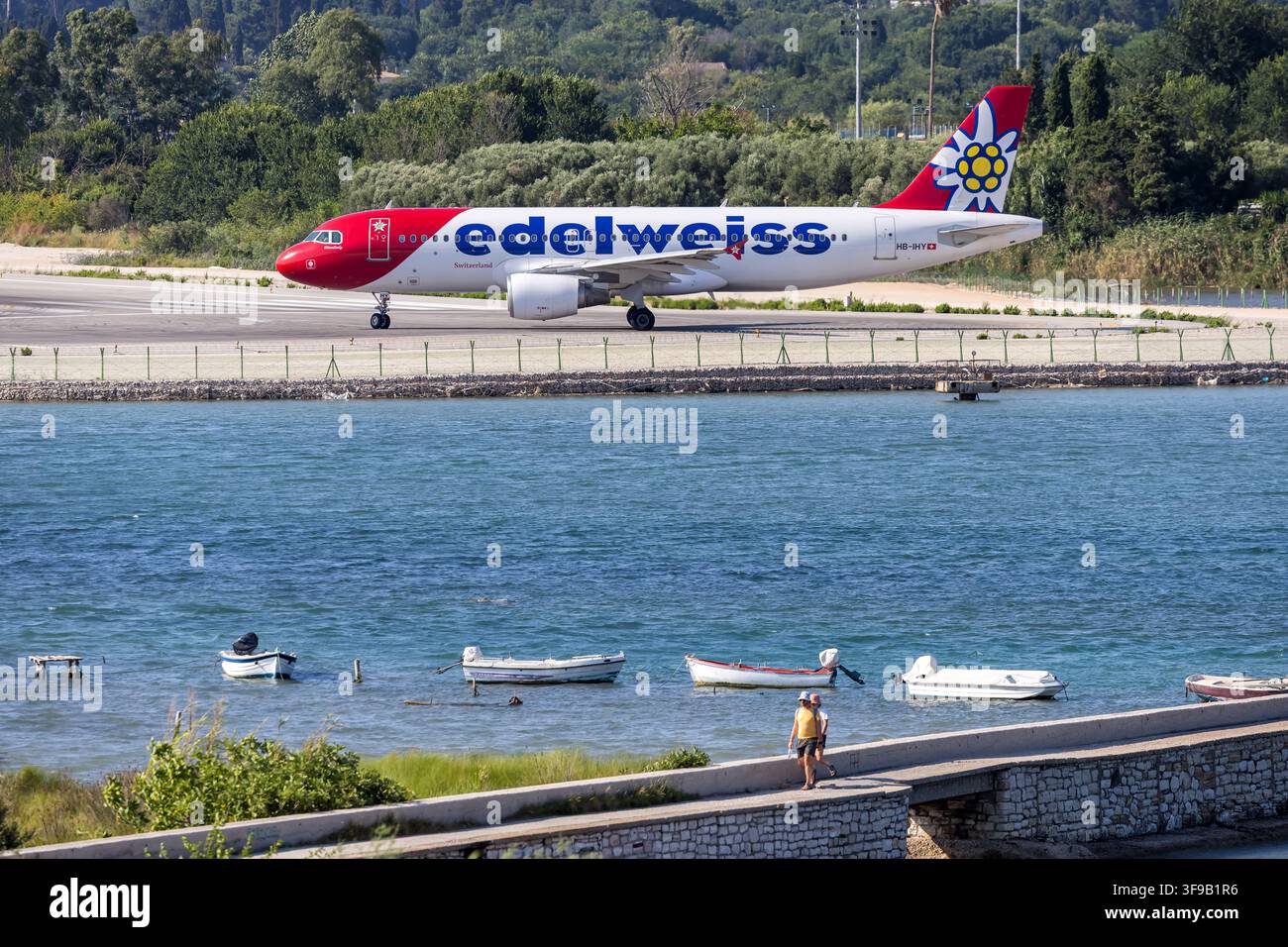 Korfu, Griechenland - 4. Juli 2026: Edelweiss Airbus A320-Flugzeug am Flughafen Korfu in Griechenland. Stockfoto