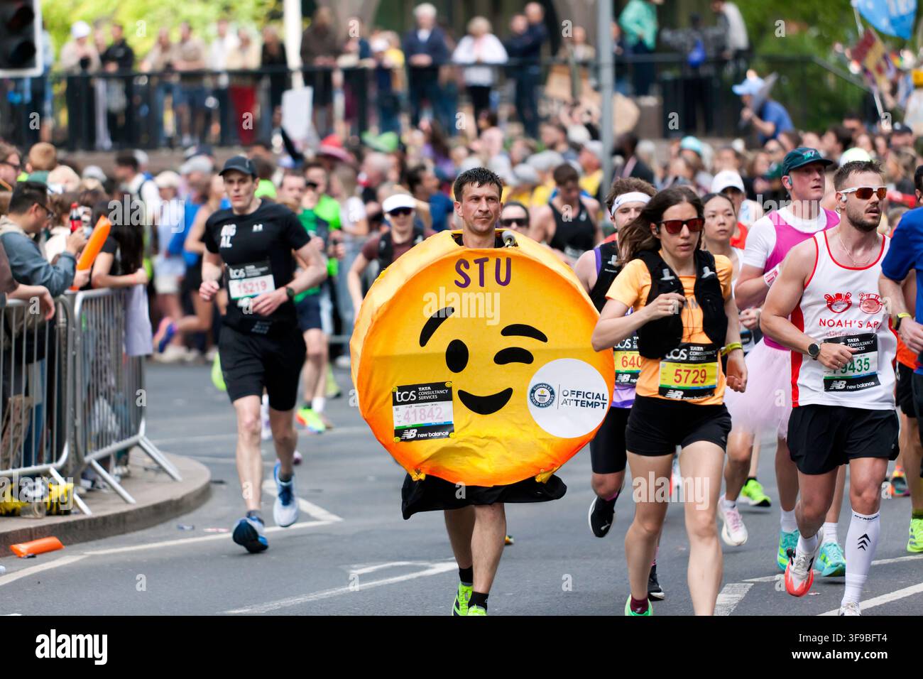 Stuart Hayes (GBR) stellt einen Guinness-Weltrekord für den schnellsten Marathon auf, der als Emoji (männlich) verkleidet ist. Stockfoto