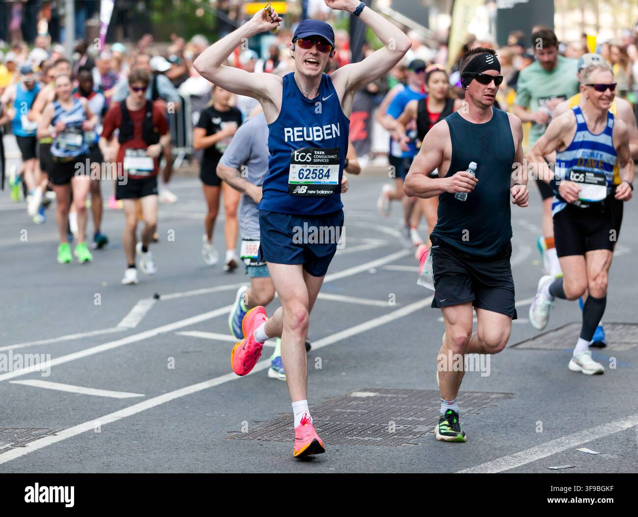Jo Taylor (GBR), winkt der Menge zu, während er durch Canary Wharf läuft, während des London-Marathons 2026 Stockfoto