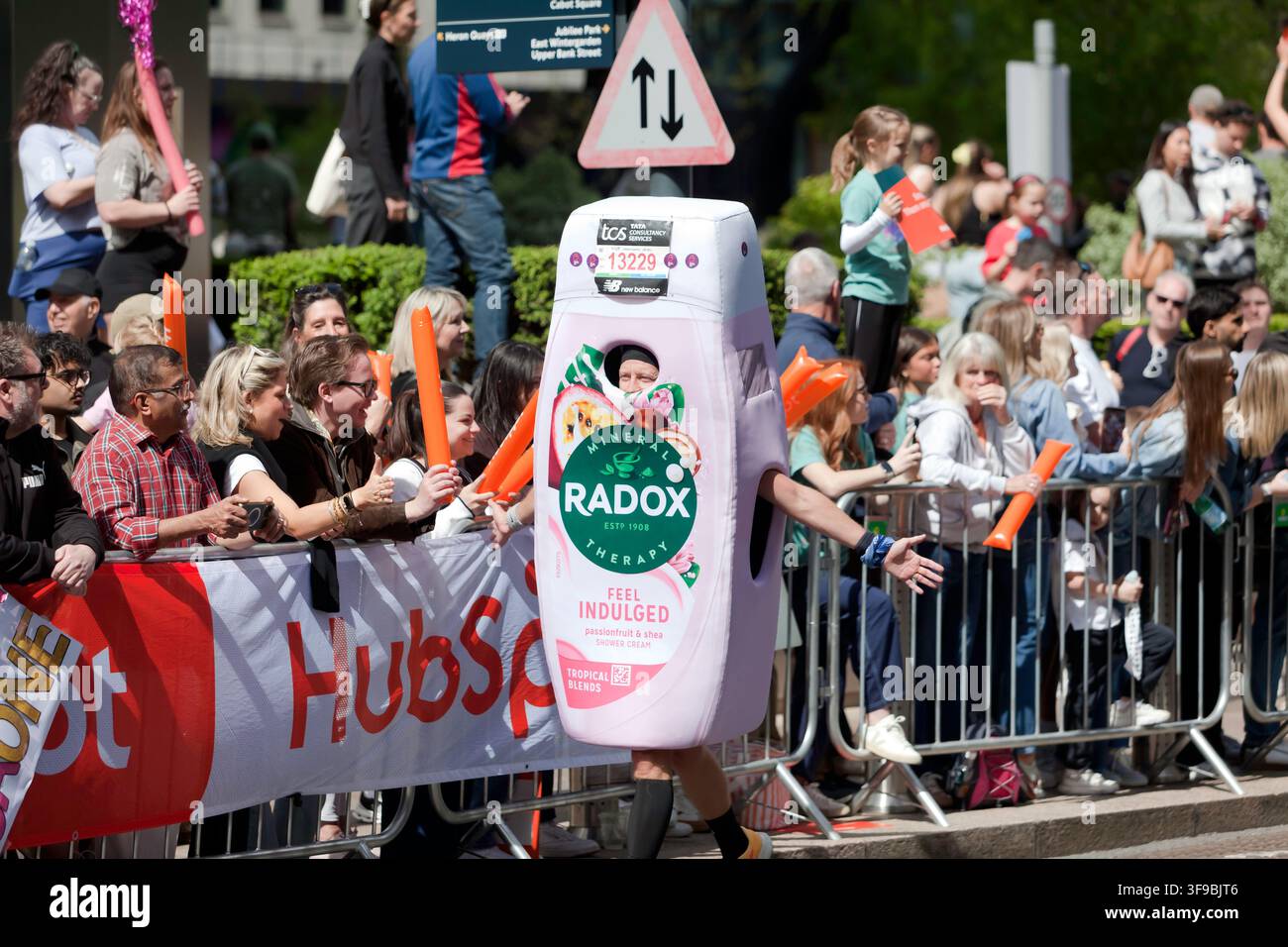 Steve Newbould (GBR), läuft den London-Marathon 2026 als Behälter für Radox-Duschcreme. Stockfoto