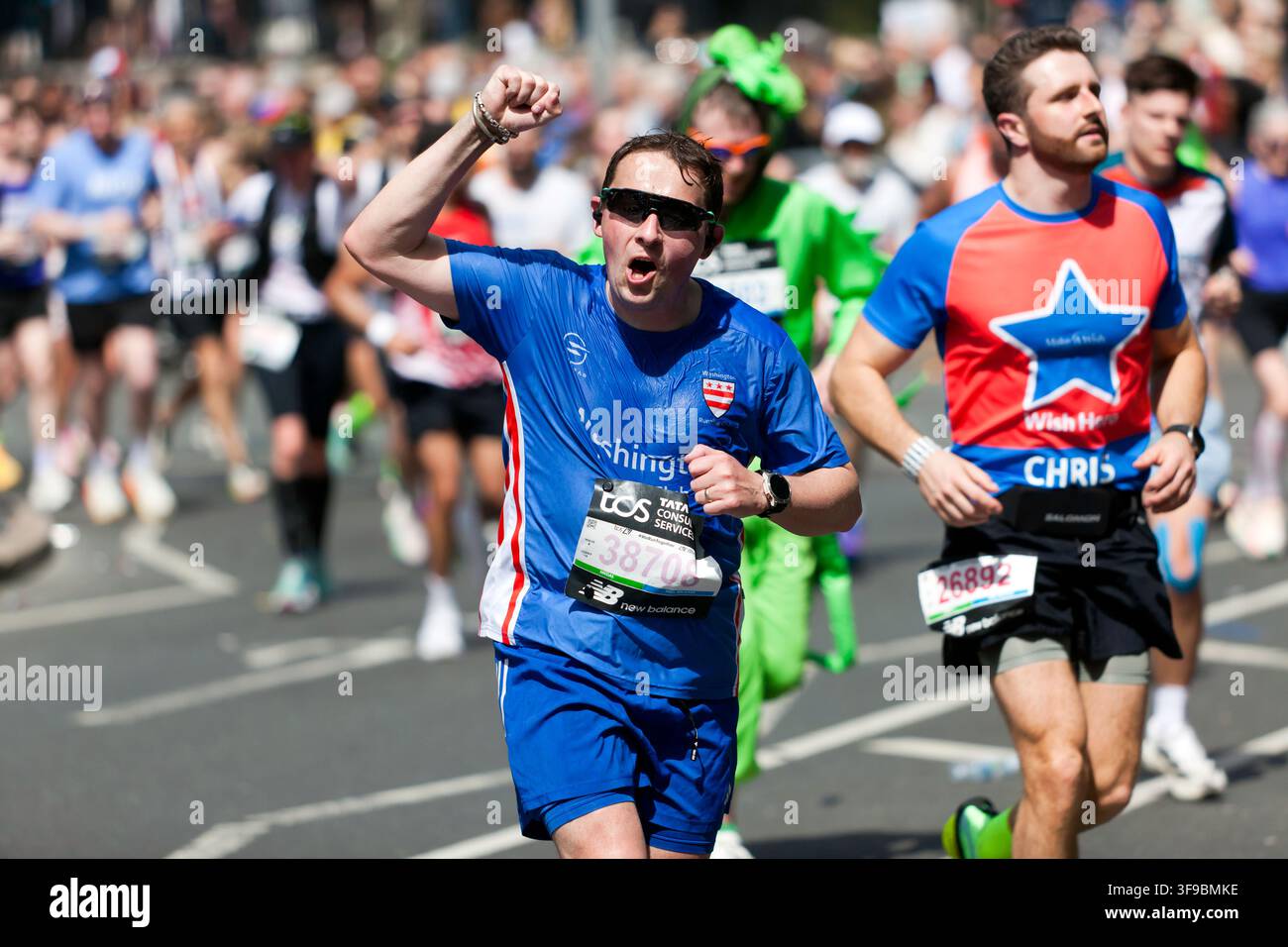 David Morrow (GBR) winkt der Menge zu, während er durch Canary Wharf läuft, während des London-Marathons 2026 Stockfoto