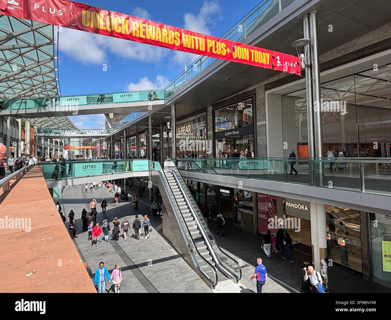 Einkaufszentrum Liverpool One an einem sonnigen Nachmittag. Stockfoto