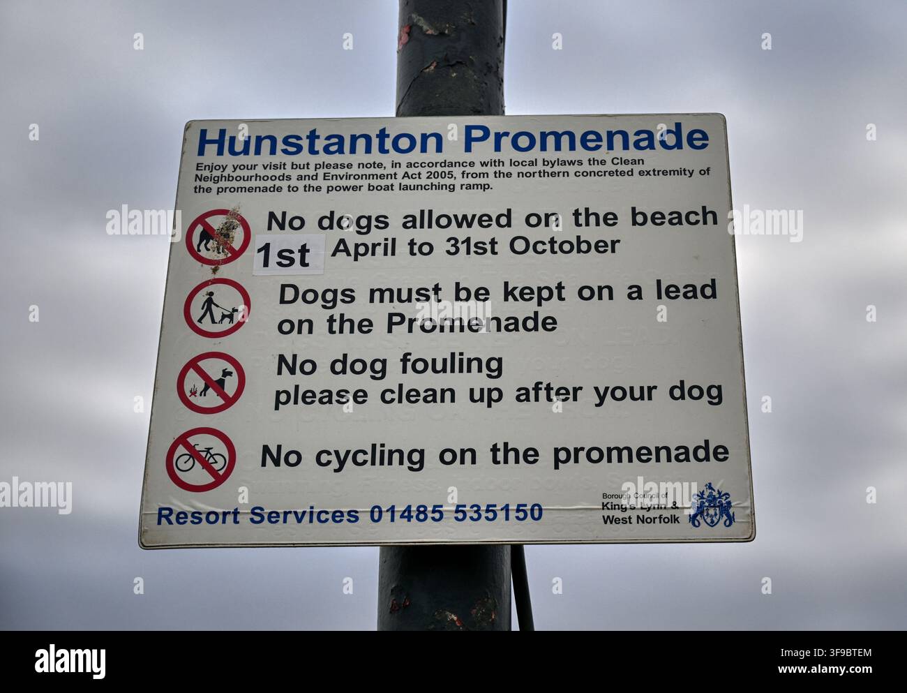 Ein Schild warnt, dass Hunde am Strand von Hunstanton vom 1. April bis zum 31. Oktober verboten sind, an der Leine geführt werden müssen und nicht defäkieren dürfen Stockfoto