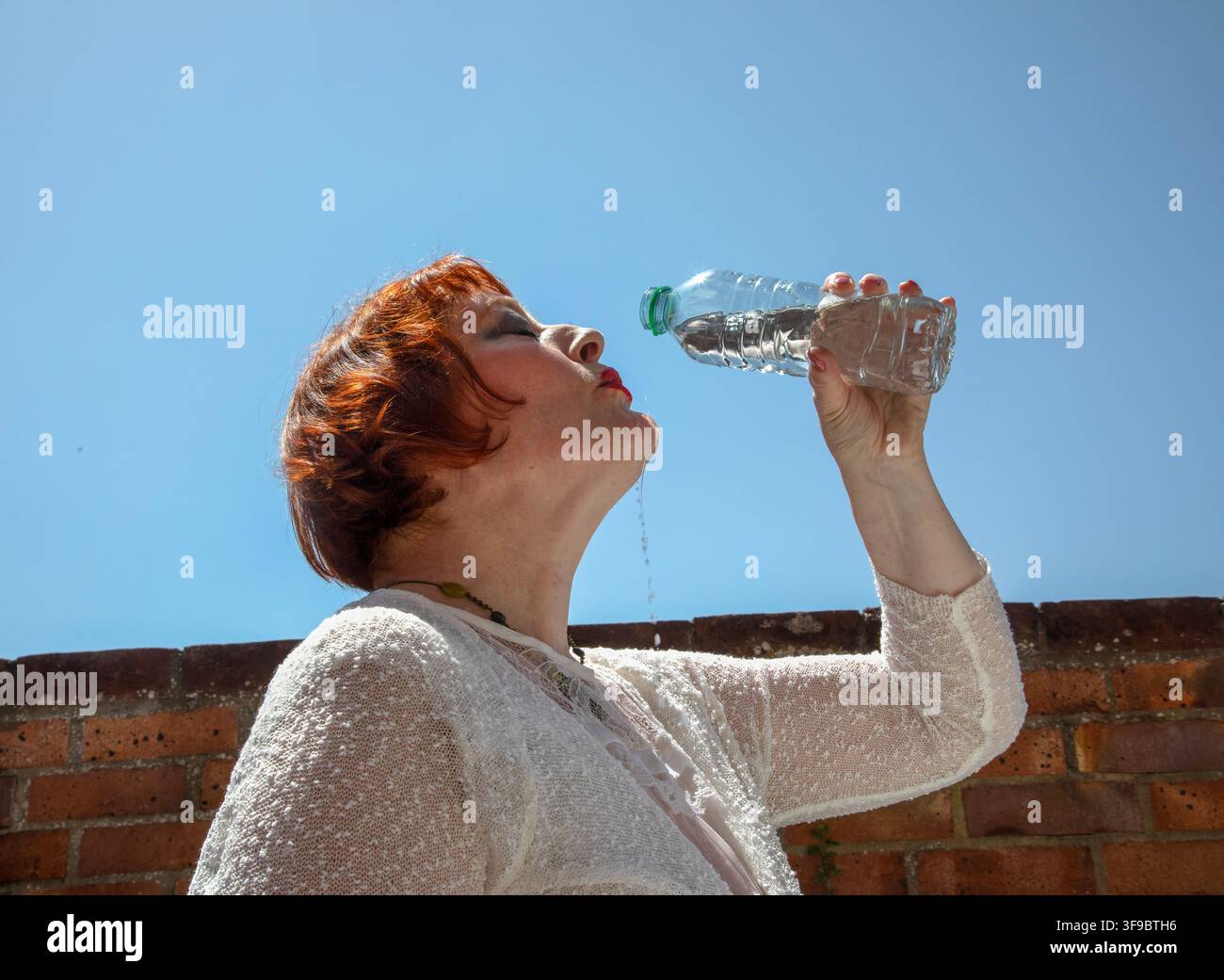Trinkwasser an einem heißen Tag. Stockfoto
