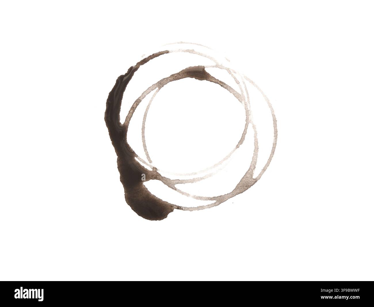 Schichtige Tasse-Druckflecken. Ein realistischer Kaffeering auf weißem Papier, perfekt für Designtexturen und Hintergründe. Stockfoto