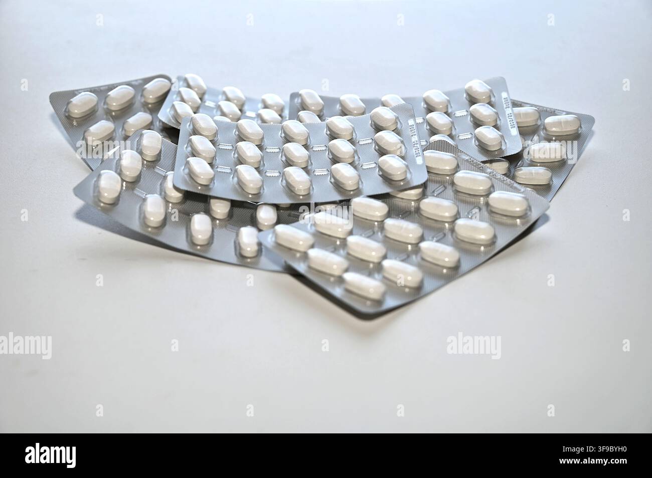 Marseille, Frankreich. 14. Aug., 2026. In dieser Stockfotoaufnahme sind Blisterpackungen mit Magnesium-Tabletten zu sehen. Credit: SOPA Images Limited/Alamy Live News Stockfoto