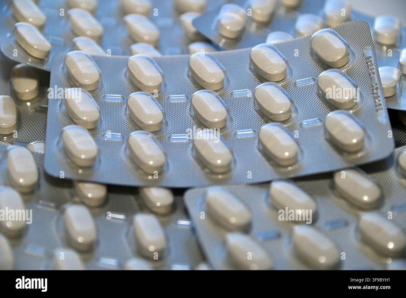Marseille, Frankreich. 14. Aug., 2026. In dieser Stockfotoaufnahme sind Blisterpackungen mit Magnesium-Tabletten zu sehen. Credit: SOPA Images Limited/Alamy Live News Stockfoto