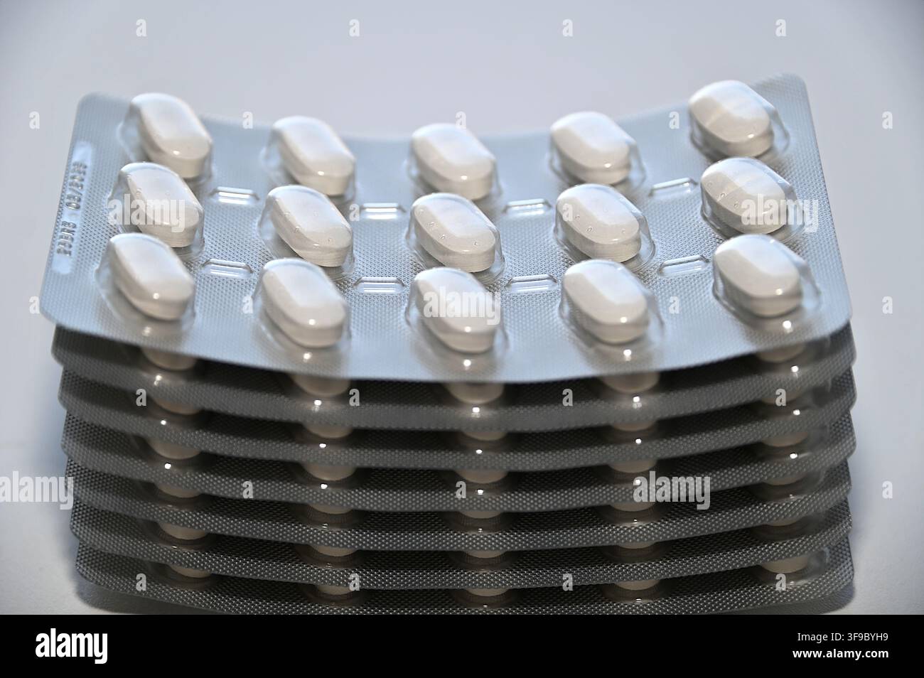 Marseille, Frankreich. 14. Aug., 2026. In dieser Stockfotoaufnahme sind Blisterpackungen mit Magnesiumtabletten gestapelt zu sehen. Credit: SOPA Images Limited/Alamy Live News Stockfoto